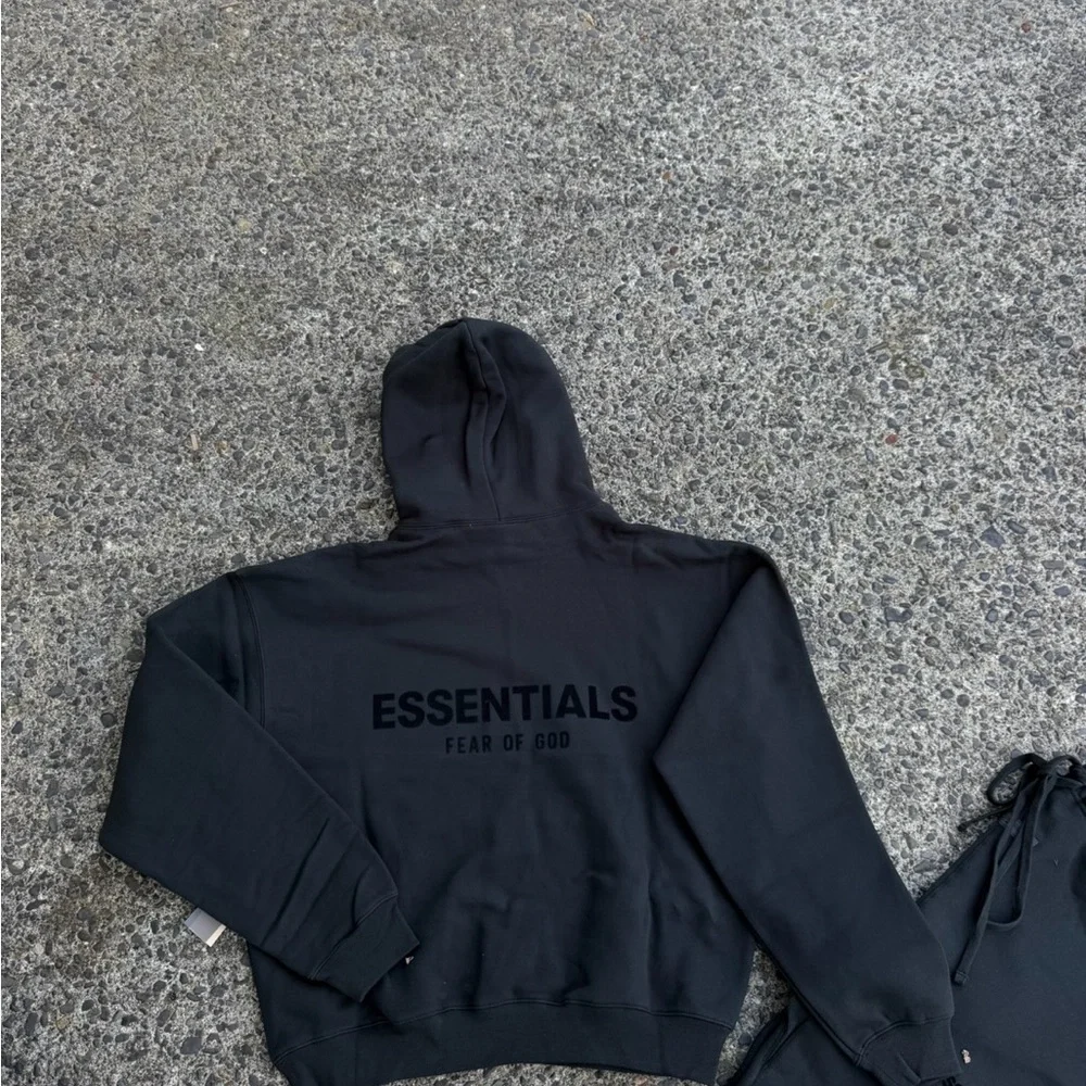 SIZE LARGE - ESSENTIALS SET - BRAND NEW - AUTHENTIC ✅ HOODIE AND SWEATPANTS - Picture 3 of 3
